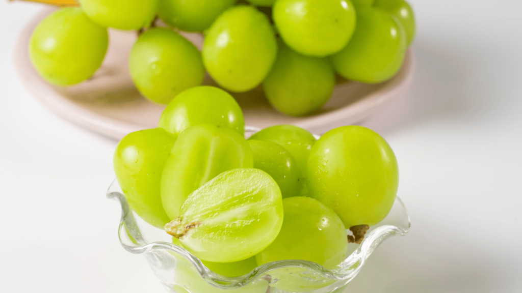 【犬はシャインマスカットを食べても大丈夫？】 犬にシャインマスカットを与えることは、絶対に避けるべきです。 シャインマスカットはぶどうの一種であり、犬にとっては中毒を引き起こす可能性がある危険な果物です。 原因となる成分は完全には解明されていませんが、少量でも急性腎障害を引き起こす可能性があると報告されています。 そのため、量に関係なく与えてはいけない食品です。 【シャインマスカットの主な成分】 シャインマスカットには水分、糖質、ビタミンなどが含まれています。 しかし、これらの栄養成分とは別に、犬にとって有害な作用を引き起こす要因が含まれていると考えられています。 特にぶどう類全般に共通する中毒リスクが問題となります。 【犬にシャインマスカットを与えるメリット】 犬にシャインマスカットを与えるメリットは一切ありません。 水分や糖質は他の安全な食材で補うことができるため、あえて与える理由はないと考えるべきです。 【犬にシャインマスカットを与える際の注意点】 最も重要なのは、絶対に与えないことです。 誤って食べてしまった場合は、速やかに動物病院へ相談することが重要です。 症状としては、嘔吐、下痢、元気消失、食欲不振などが見られることがあります。 進行すると腎臓に深刻なダメージを与える可能性があります。 また、皮や種、加工品（レーズンなど）も同様に危険です。 【犬に与えてよい量の目安】 シャインマスカットは与えてはいけない食品であり、適量はありません。 小型犬・中型犬・大型犬すべてにおいて完全に禁止すべき食材です。 【犬にシャインマスカットを与える方法】 シャインマスカットは犬に与えるべきではありません。 誤食を防ぐため、犬の届く場所に置かないことが重要です。 家族間でも共有し、誤って与えないように注意してください。 【犬の食事は犬用フードを基本に】 犬の健康を維持するためには、栄養バランスが整えられたドッグフードを主食とすることが基本です。シャインマスカットのように明確なリスクがある食品は避け、安全な食材のみを選ぶことが重要です。 犬に必要な栄養素は人とは異なるため、安全性を最優先に考えた食事管理が必要です。 ここまで記事をご覧いただきありがとうございます。 犬の健康は、体質や年齢、生活環境、日々の運動やケアなど複数の要素が関係しながら成り立っています。その中でも毎日の食事は、体づくりを支える非常に重要な要素です。 果物は健康的に見えるものでも、犬にとっては危険なものが含まれることがあります。基本は犬の体に合わせて設計された食事を中心に考えることが大切です。現在のフードで体調が安定している場合は、無理に変更する必要はありません。 私たちは、犬の健康維持を考えて作られたドッグフード「鶴亀長寿（つるかめちょうじゅ）」をご紹介しています。愛犬の食事について見直したいと感じた際には、選択肢のひとつとして参考にしていただければ幸いです。 このページと出会ったのも何かのご縁だと思います。 愛犬のごはん選びの参考のひとつとして、ぜひ一度ご覧いただければと思います。 下記の鶴亀長寿（つるかめちょうじゅ）の画像をクリックしてご覧ください。